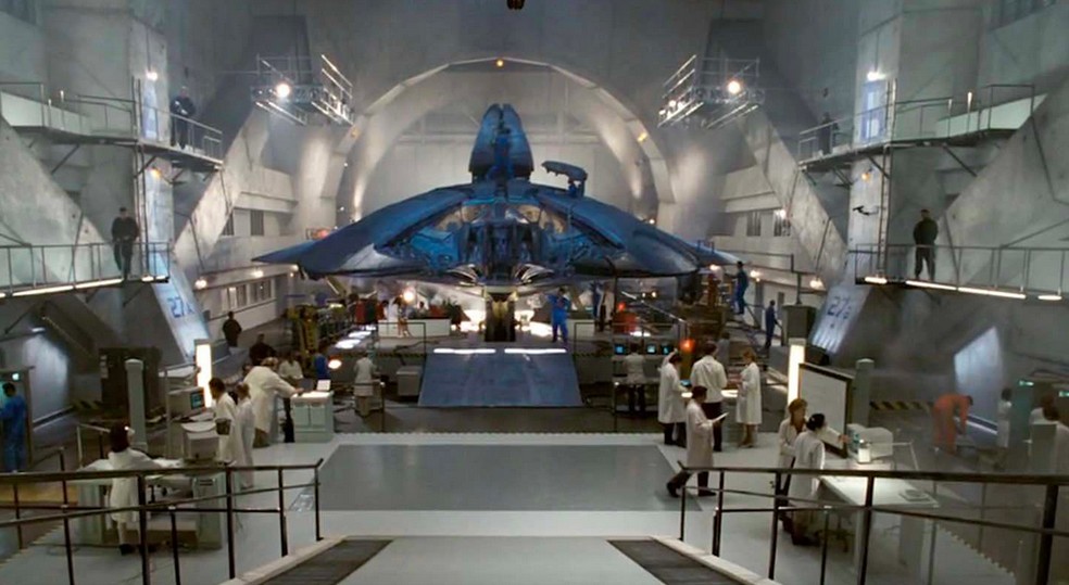 Uma nave alienígena nas instalações da Área 51 em Independence Day (1996) — Foto: Reprodução