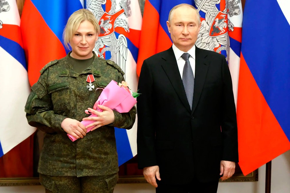 Loira misteriosa, 'figurinha carimbada' ao lado de Vladimir Putin ...