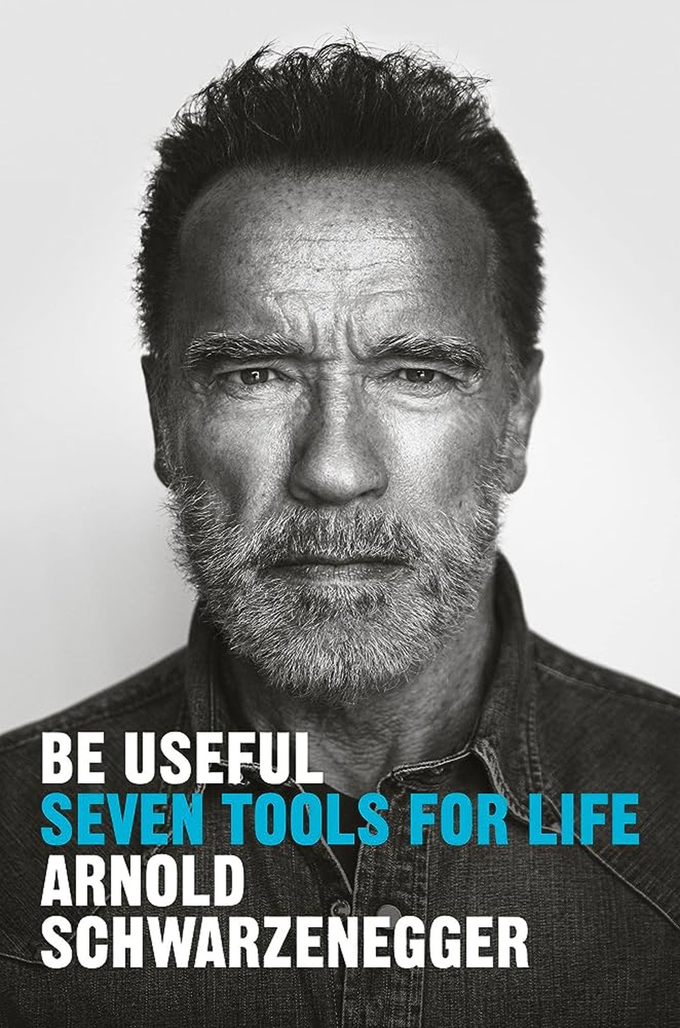 Arnold Schwarzenegger alimenta burro de estimação durante transmissão
