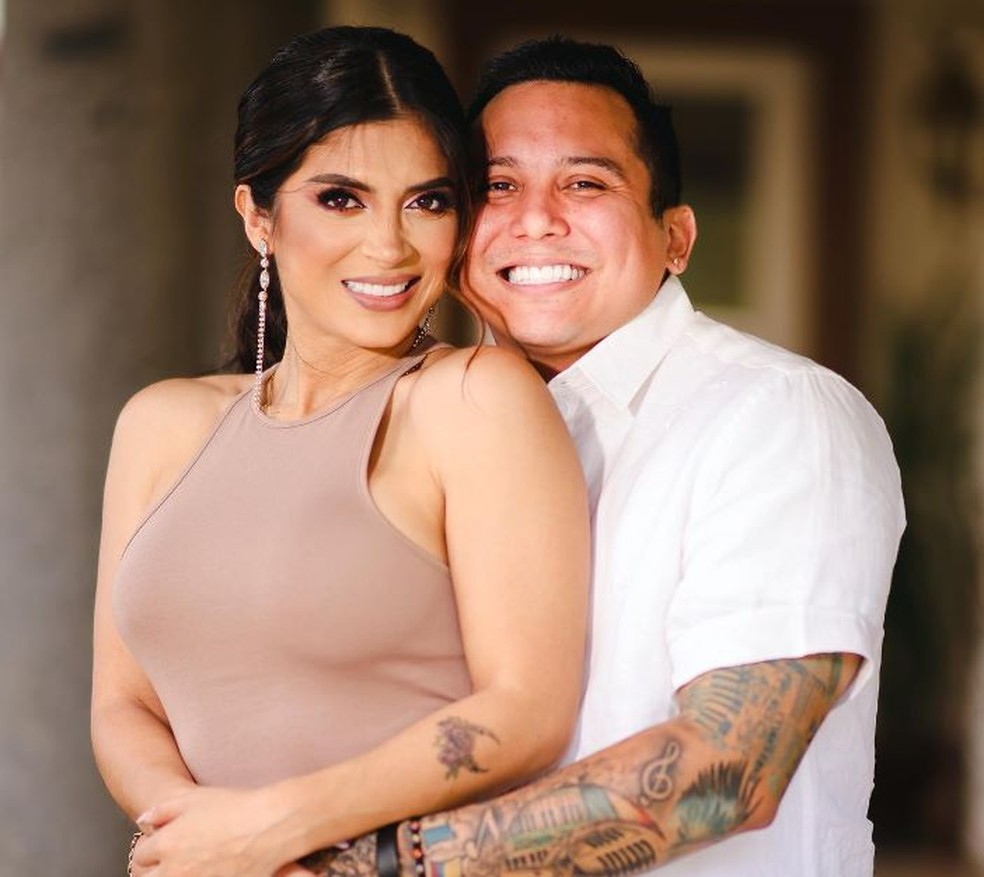 A modelo e influencer Kimberly Flores e o marido, Edwin Luna — Foto: Reprodução/Instagram