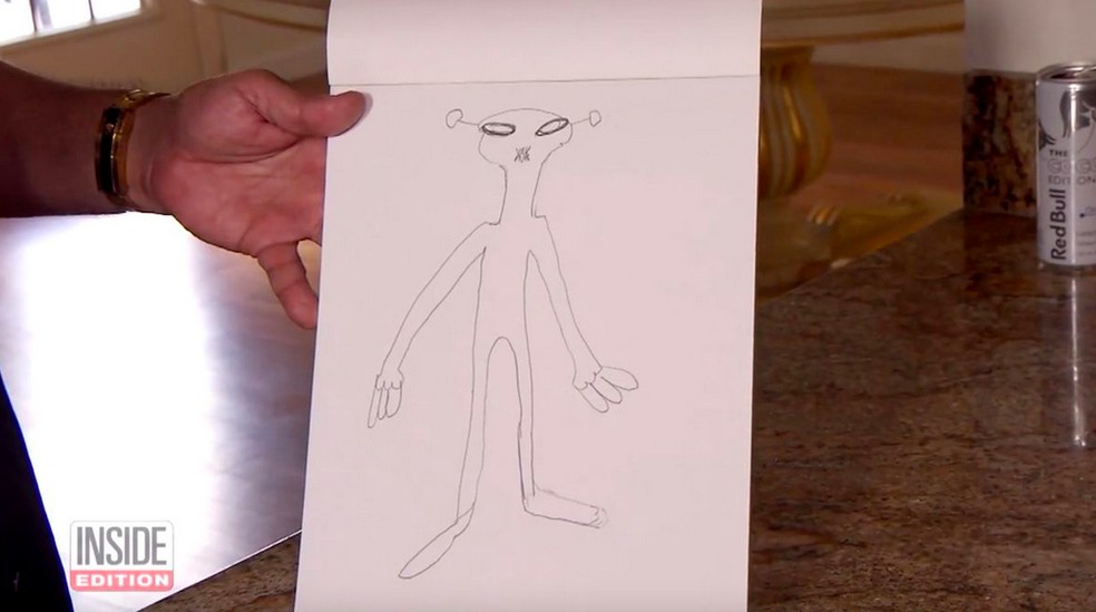 Outro dos desenhos apresentado para retratar o alien que visitou os Kenmore — Foto: Reprodução