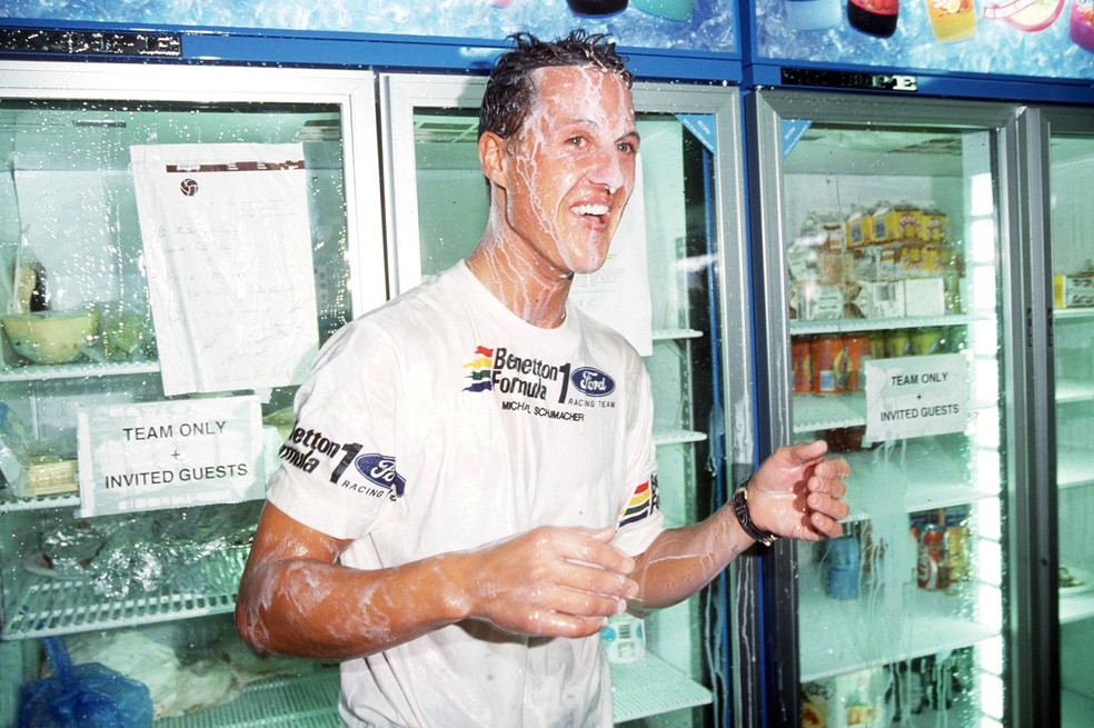 Michael Schumacher celebrando seu primeiro título mundial de Fórmula 1, em 1994 — Foto: Getty Images