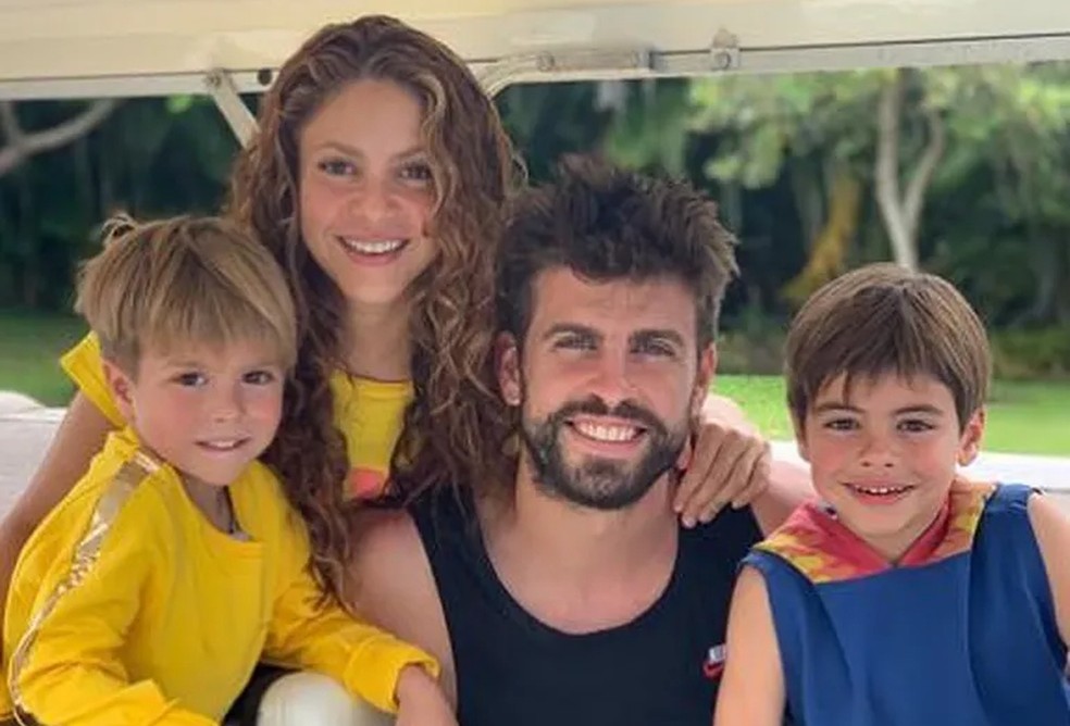 Shakira e Gerard Piqué com seus dois filhos, Sasha e Milan — Foto: Instagram