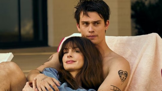 Anne Hathaway presenteou par romântico de novo filme com pintura de pastilha para mau hálito após cenas de pegação, revela ator