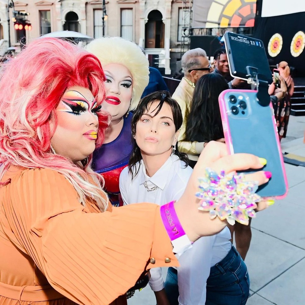 Charlize Theron posa com drag queens para selfie — Foto: reprodução/Instagram