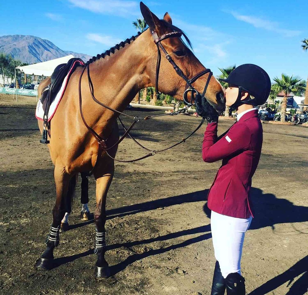 Kaley Cuoco com um de seus cavalos — Foto: Instagram
