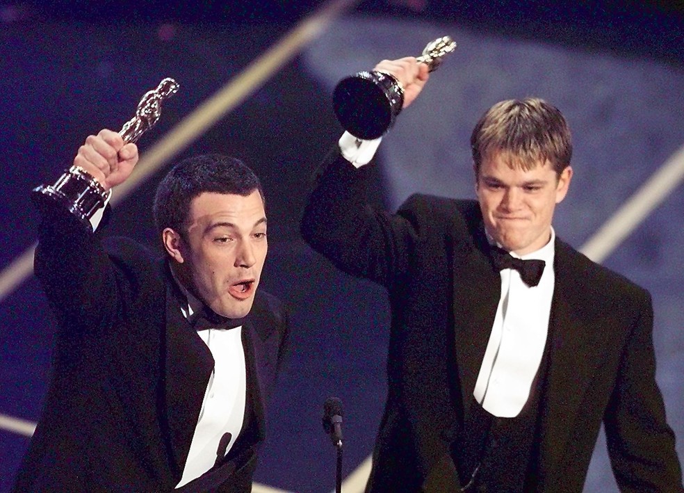 Ben Affleck e Matt Damon celebrando sua vitória no Oscar de 1998 — Foto: Getty Images