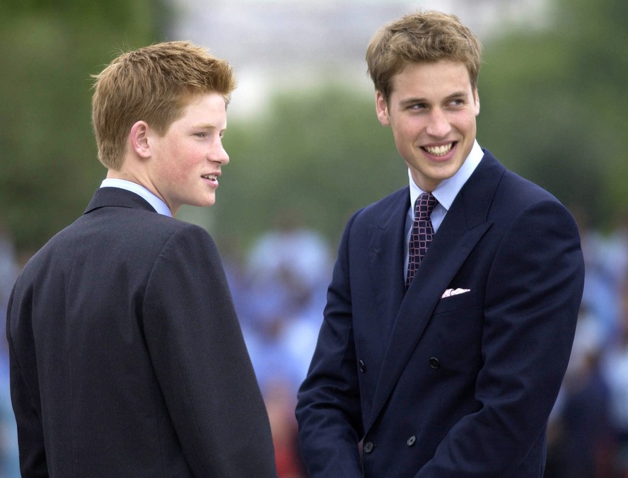Os príncipes William e Harry em foto de 2002