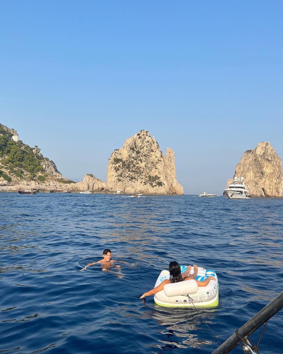 Camila Mendes e Rudy Mancuso em Capri, na Itália — Foto: Reprodução/Instagram