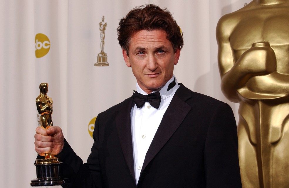 Sean Penn com o Oscar de Melhor Ator vencido por ele em 2004, por Sobre Meninos e Lobos (2003) — Foto: Getty Images