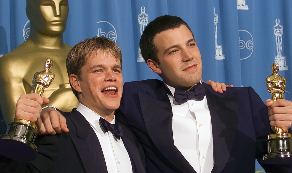 Matt Damon e Ben Affleck após vencerem o Oscar por Gênio Indomável (1998) — Foto: Getty Images