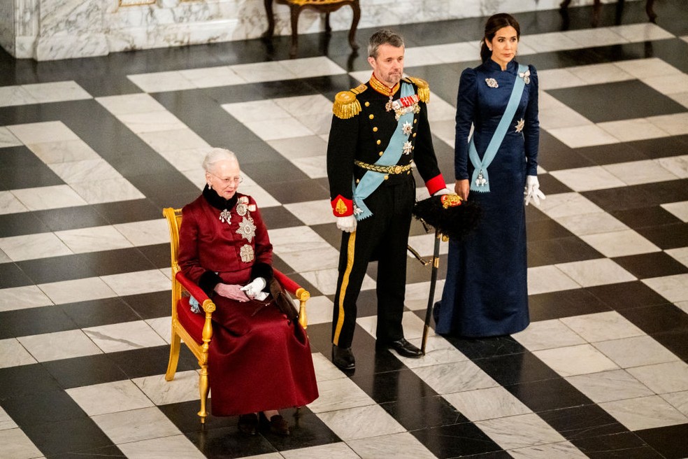 A Rainha Margrethe II, o Príncipe Frederik e a Princesa Mary durante recepção de Ano Novo — Foto: Getty Images