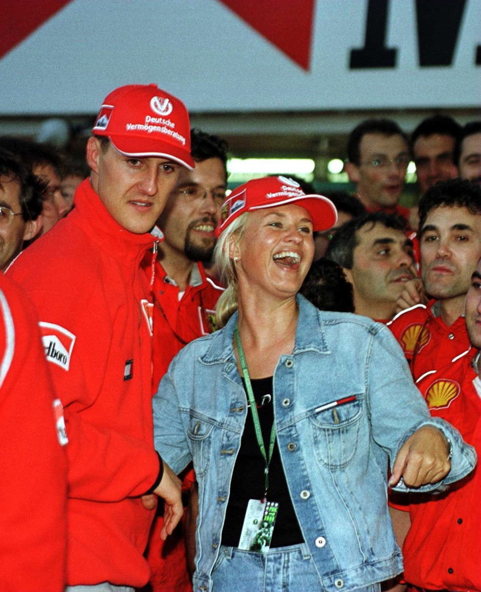 Michael Schumacher da Alemanha e Ferrari com sua esposa, Corinna, depois de vencer o campeonato mundial de Fórmula 1 no Grande Prêmio do Japão em Suzuka, Japão, em outubro de 2000 — Foto: Getty Images