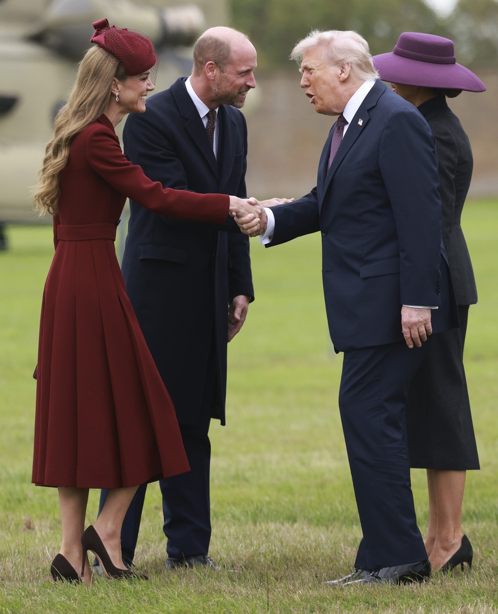 O presidente dos EUA, Donald Trump, e a primeira-dama Melania Trump são recebidos pelo príncipe William e pela princesa Kate Middleton na chegada ao Castelo de Windsor, em Windsor, em 17 de setembro de 2025 — Foto: Getty Images