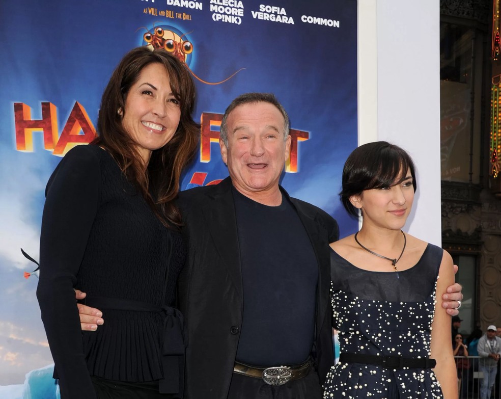 Robin Williams (1951-2014) entre a então esposa Susan Schneider e a filha Zelda, em 2011 — Foto: Getty Images