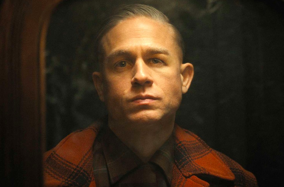 O ator Charlie Hunnam como o serial killer Ed Gein (1906-1984) na série Monstro: A História de Ed Gein — Foto: Reprodução