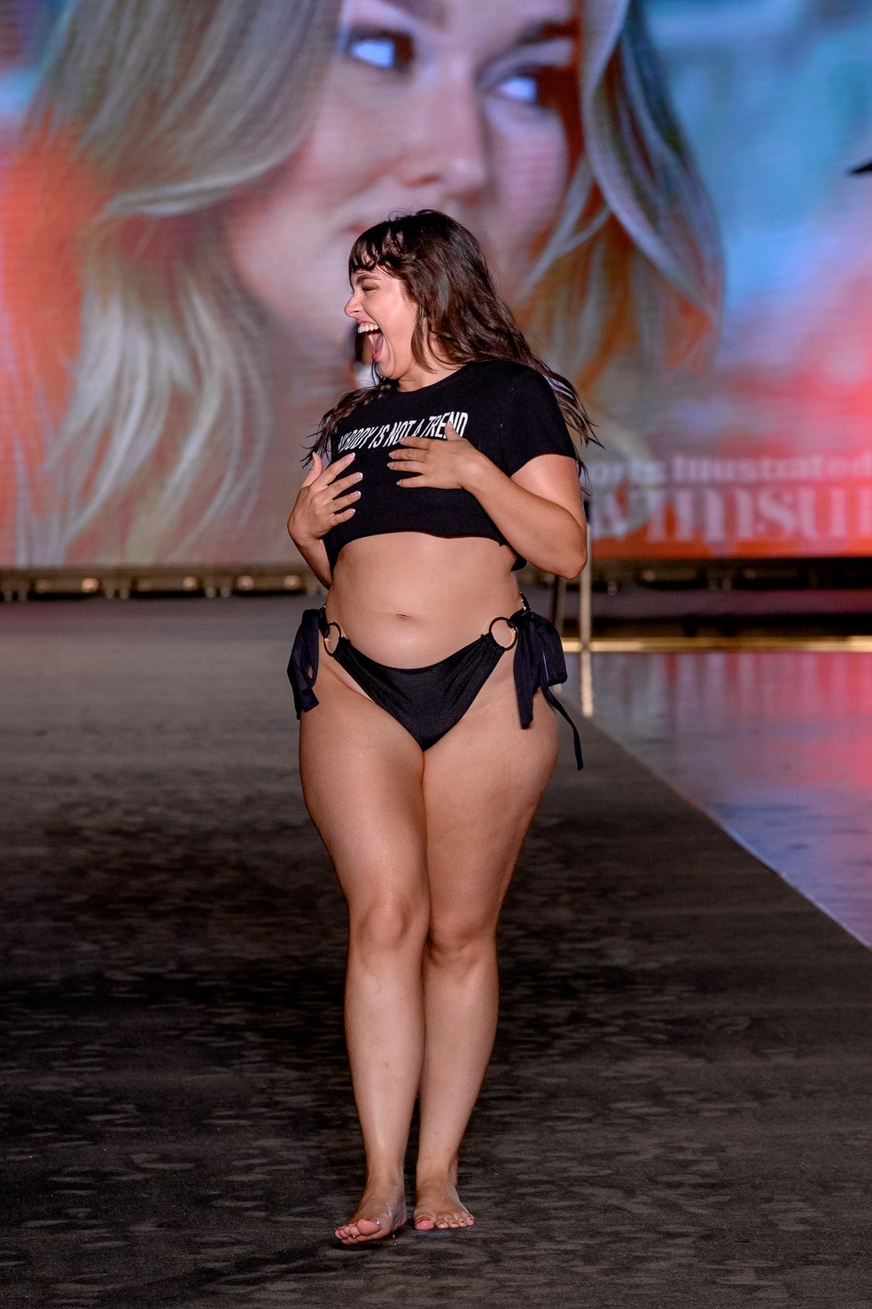 Sixtine Rouyre no desfile da Sporst Illustrated na Miami Swim Week — Foto: getty
