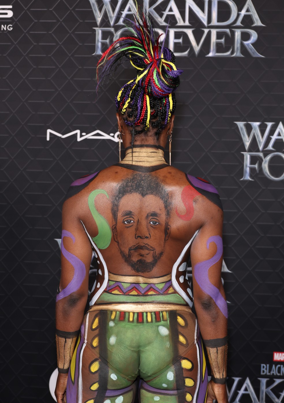 Atriz Janeshia Adams-Ginyard posa só de pintura corporal e homenageia Chadwick Boseman (1976-2020) com desenho nas costas na première de 'Pantera Negra 2' (2022) — Foto: Getty Images
