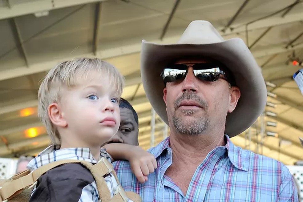 Kevin Costner e o filho Cayden — Foto: Getty Images
