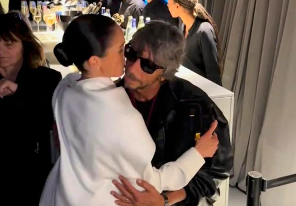 A interação da atriz e Duquesa Meghan Markle com o diretor criativo da grife Balenciaga, Pierpaolo Piccioli, em evento da Paris Fashion Week, em 4 de outubro de 2025 — Foto: TikTok