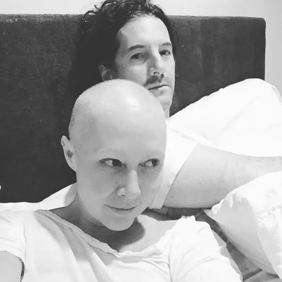 A atriz Shannen Doherty ao lado do fotógrafo Kurt Iswarienko durante seu tratamento conta o câncer  — Foto: Instagram