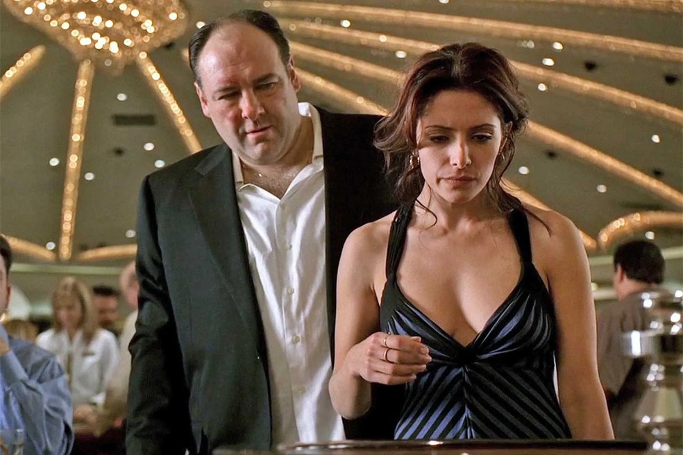 James Gandolfini e Sarah Shahi em Família Soprano — Foto: Divulgação