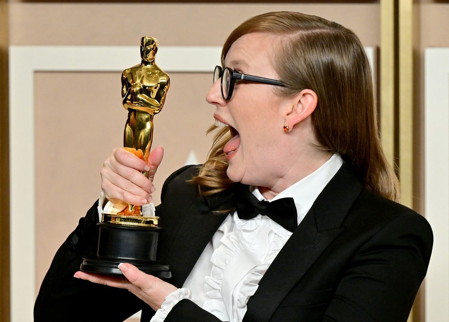 A atriz, roteirista e diretora canadense ​​Sarah Polley com o Oscar vencido por ela por Entre Mulheres (2022)