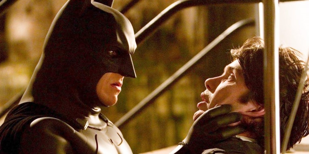 Cillian Murphy sendo capturado pelo Homem-Morcego, interpretado por Bruce Wayne, em 'Batman Begins' — Foto: Divulgação