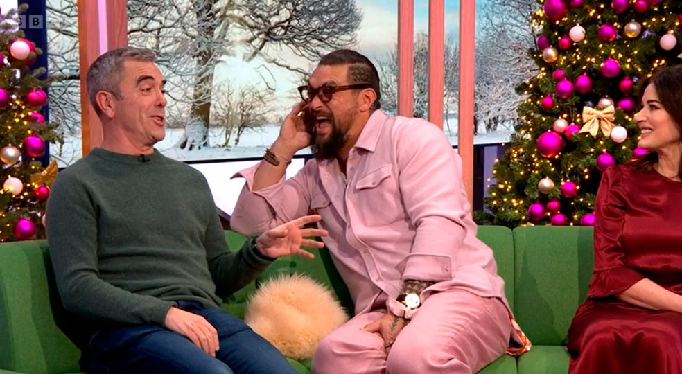 Jason Momoa de costas para Nigella Lawson no programa 'The One Show' — Foto: reprodução