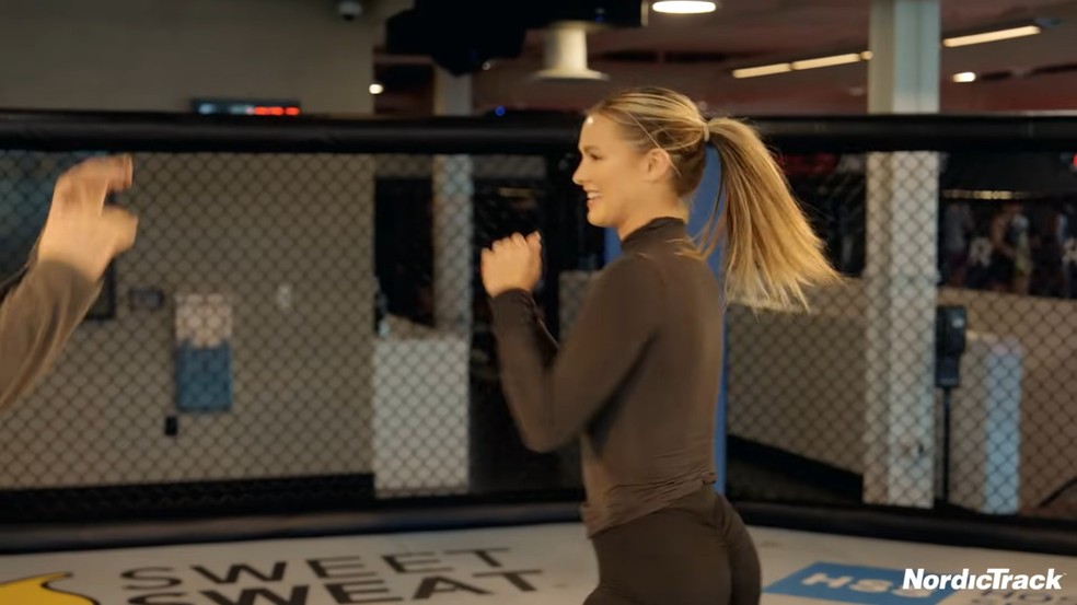 A modelo Kinsey Wolanski treinando MMA — Foto: Reprodução/YouTube