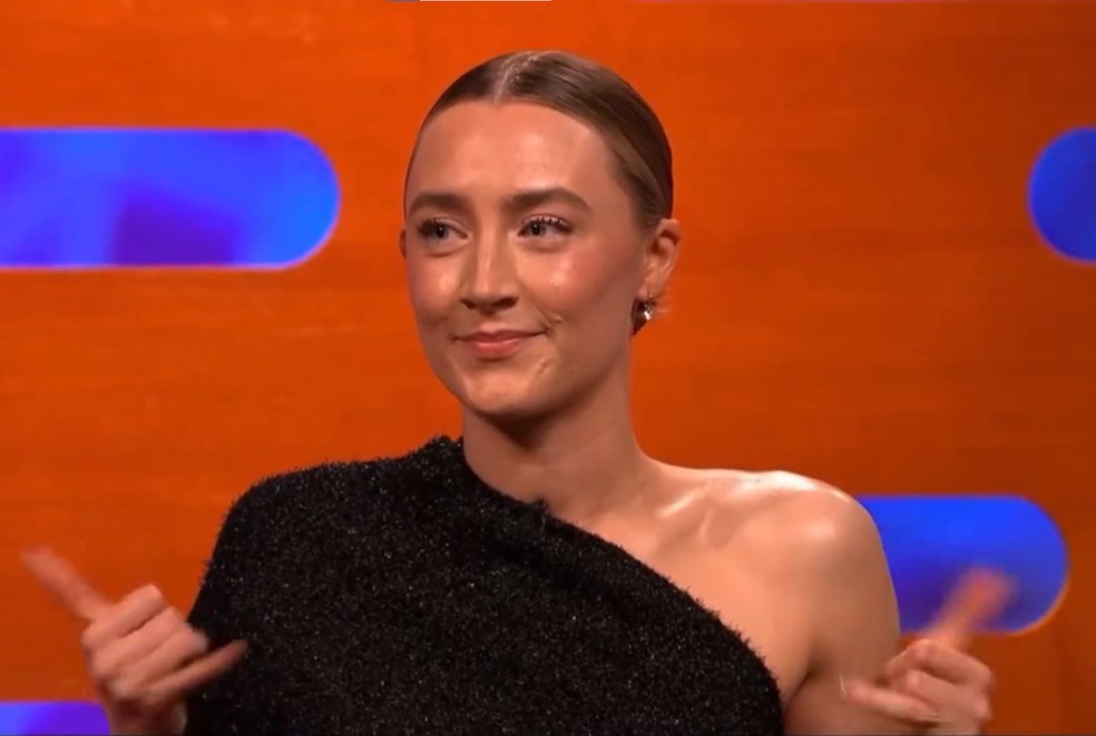 Saoirse Ronan após o público vibrar com sua fala no programa — Foto: Reprodução/X