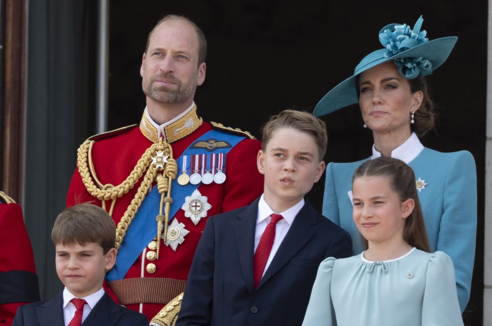 O Príncipe William e a Princesa Kate Middleton com os três filhos (Príncipe George, Princesa Charlotte e Príncipe Louis) em evento no Palácio de Buckingham em 14 de junho de 2025 — Foto: Getty Images