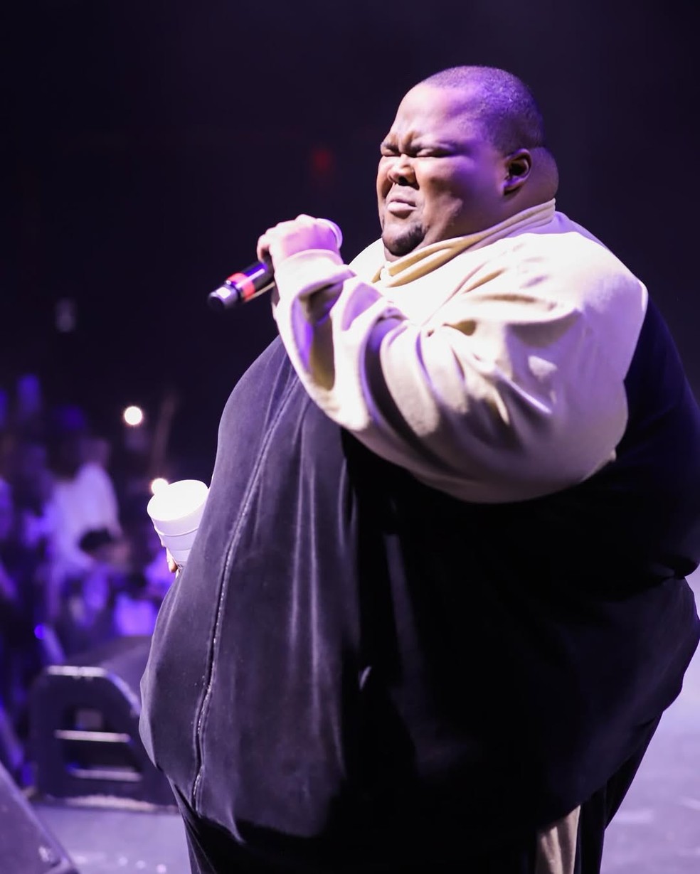 Cantor de 23 anos preocupa fãs ao fazer show sentado com tanque de ...