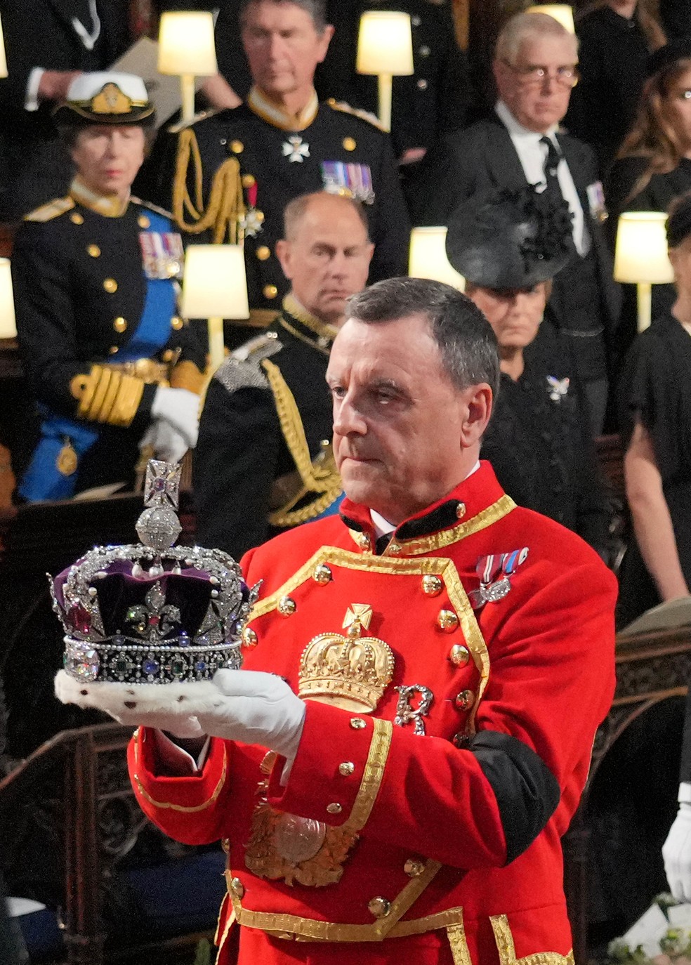 A Princesa Anne observando a remoção da coroa da Rainha Elizabeth II (1926-2022) do caixão com o corpo da monarca — Foto: Getty Images