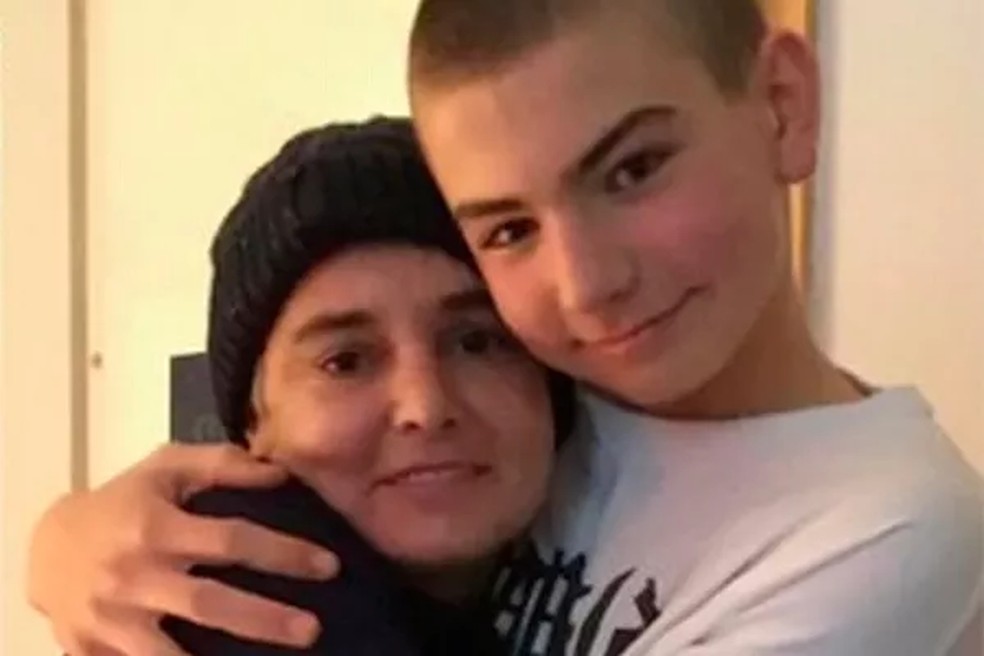 Sinead O'Connor com o filho morto aos 17 anos — Foto: reprodução/twitter