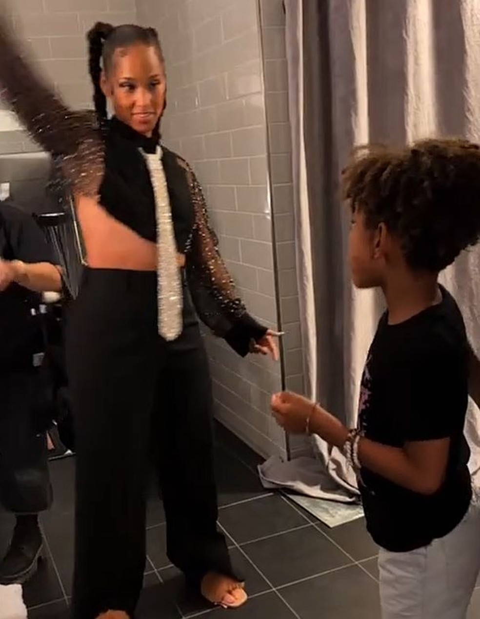 Alicia Keys mostra debate com o filho por causa de seu look — Foto: Reprodução/Instagram