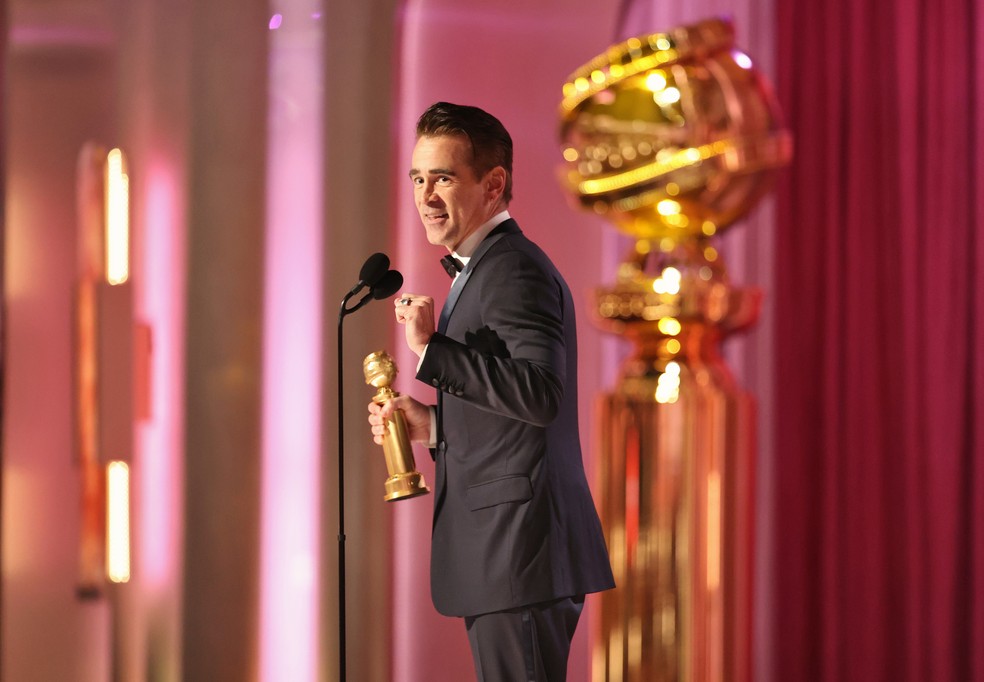 Colin Farrell recebe o Globo de Ouro — Foto: Getty
