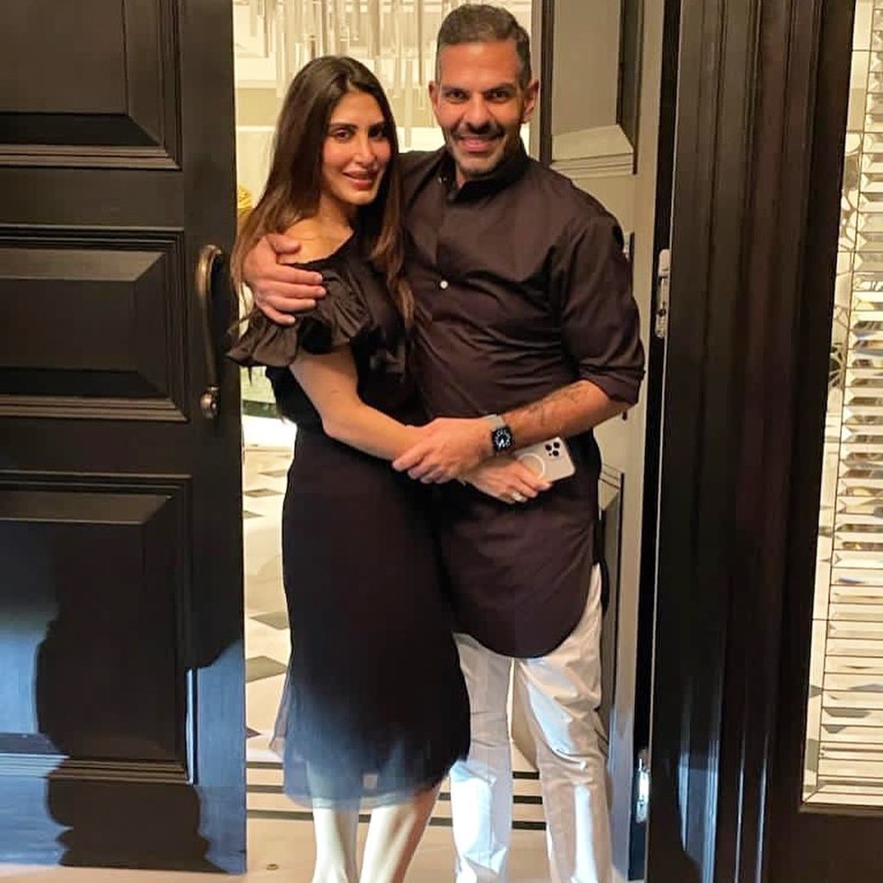 Sunjay Kapur atualmente era casado com a ex-modelo e atriz Priya Sachdev — Foto: reprodução/Instagram