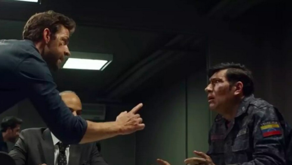 John Krasinski interrogando personagem venezuelano em cena da segunda temporada de Jack Ryan — Foto: Reprodução