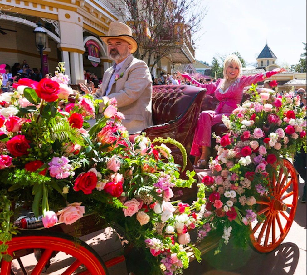 A cantora Dolly Parton em desfile aberto no resort e parque de diversões Dollywood — Foto: Instagram
