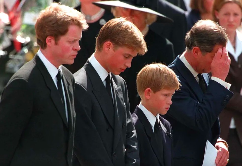 O Príncipe Harry com o tio, o irmão e o pai no funeral da Princesa Diana (1961-1997) — Foto: Getty Images