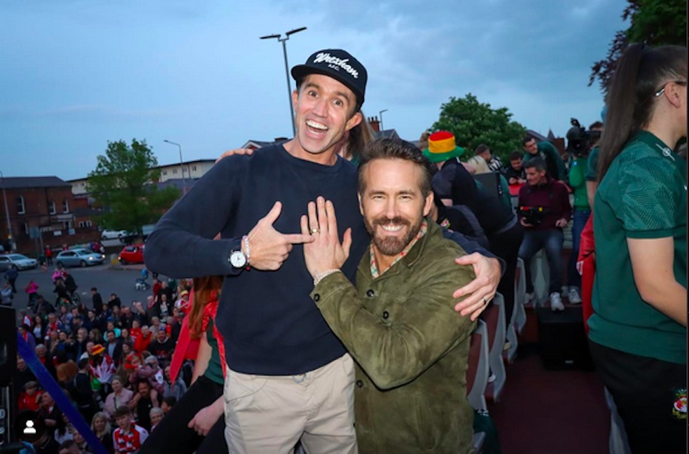 Rob McElhenney e Ryan Reynolds durante as celebrações nas ruas de Wrexham em abril de 2023 — Foto: Instagram
