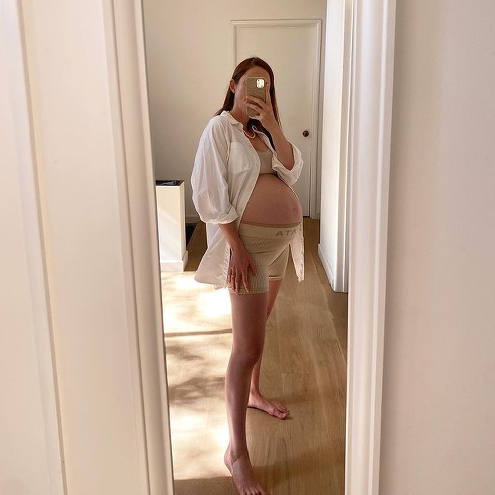 A atriz Bonnie Wright mostra o barrigão de grávida — Foto: Reprodução/Instagram