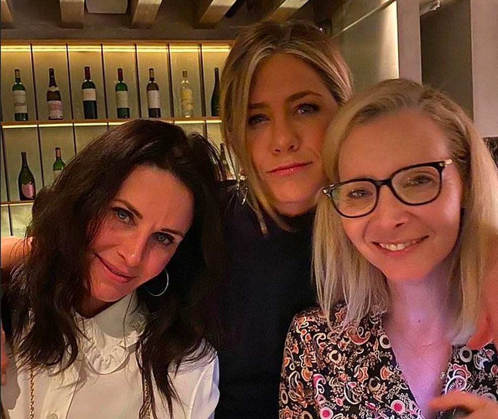 A atriz Jennifer Aniston com as amigas Courteney Cox e Lisa Kudrow — Foto: Instagram