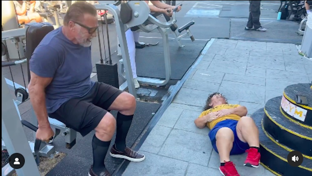 Schwarzenegger 'apanha' de dublê anão em vídeo bizarro de malhação na rua