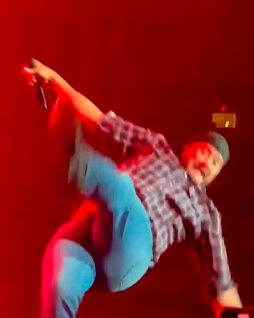 Cantor Luke Bryan leva tombo ao pisar em celular atirado em palco por fã — Foto: reprodução
