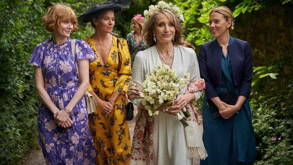 Emily Beecham, Sienna Miller, Kristin Scott Thomas e Scarlett Johansson em cena de 'My Mother's Wedding' — Foto: Reprodução
