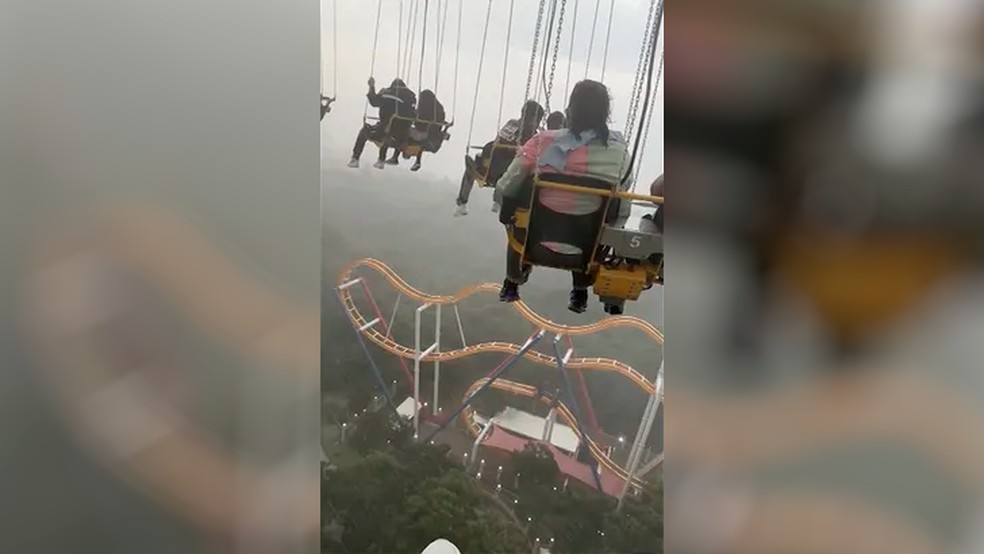 Pessoas ficam presas a 76 metros de altura em meio a chuva torrencial em parque de diversões no México — Foto: reprodução/X