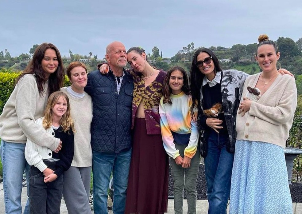 O ator Bruce Willis com a esposa, as duas filhas mais novas, com Demi Moore e as trs filhas dos dois  Foto: Instagram