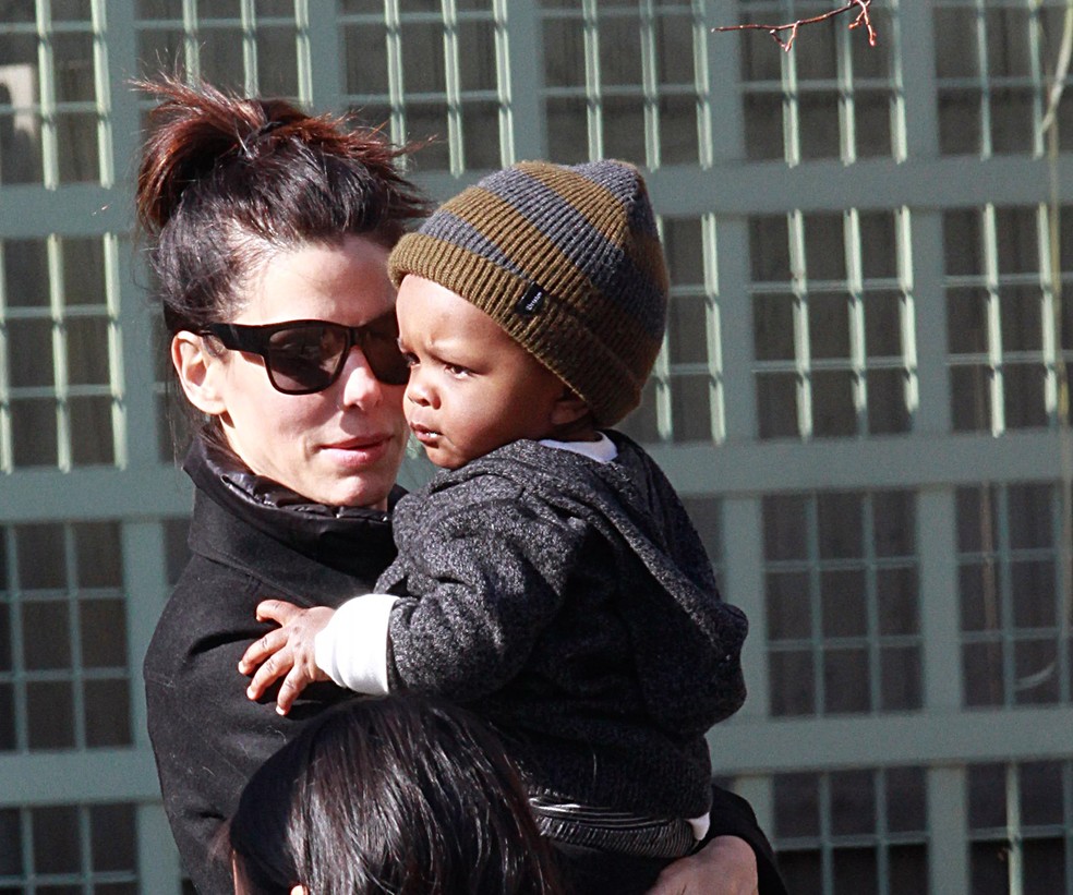 Sandra Bullock e o filho, Louis — Foto: Getty